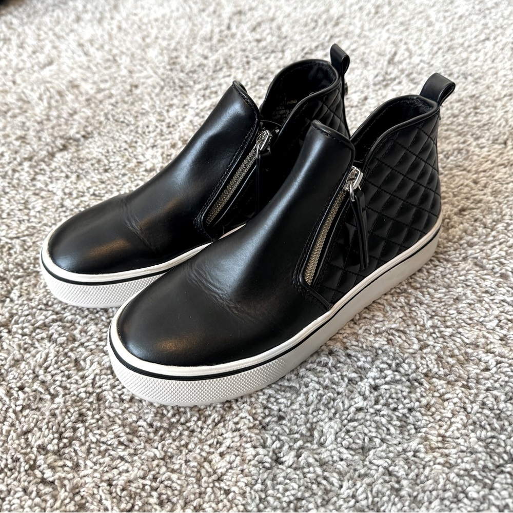 Girls size 2 Steve Madden booties